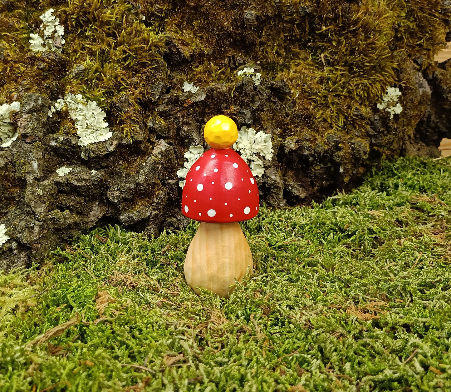 Magischer Fliegenpilz mit Bommel aus Zirbenholz "hand-geschnitzt"