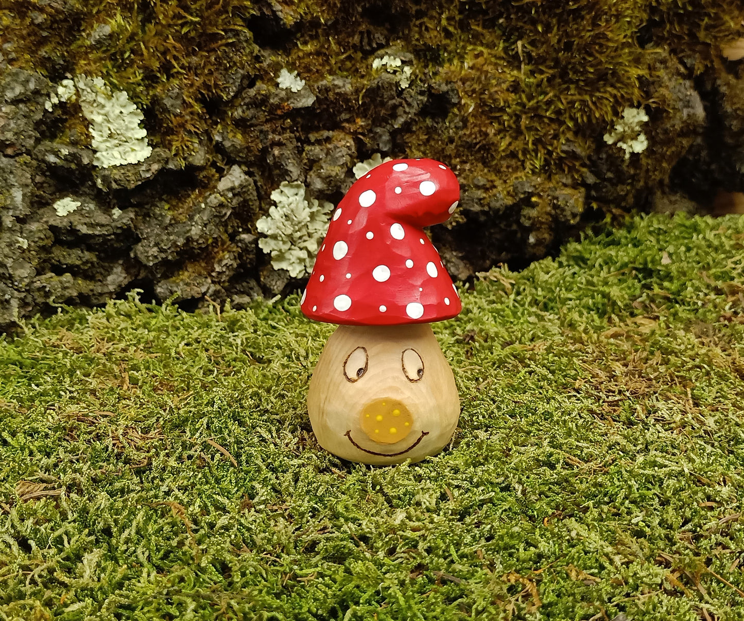 Fliegenpilz Wichtel „Zipfi Zapfnase" handgeschnitzt aus Zirbenholz