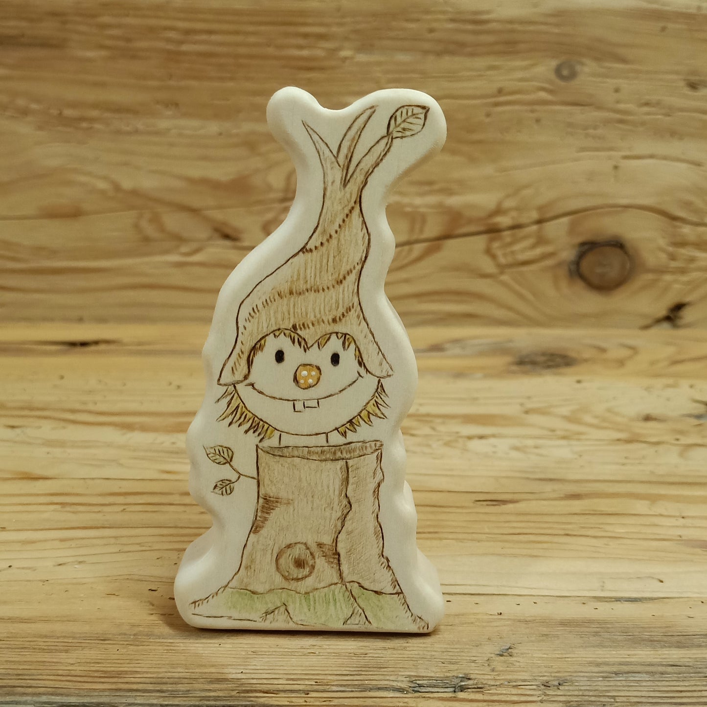 Fichtl – handgeschnitzte Baumkobold-Holzfigur aus Lindenholz mit Baumkrone und Baumstamm. Liebevoll handgefertigtes Waldwesen von NaturWunderWerk auf rustikalem Holzhintergrund.