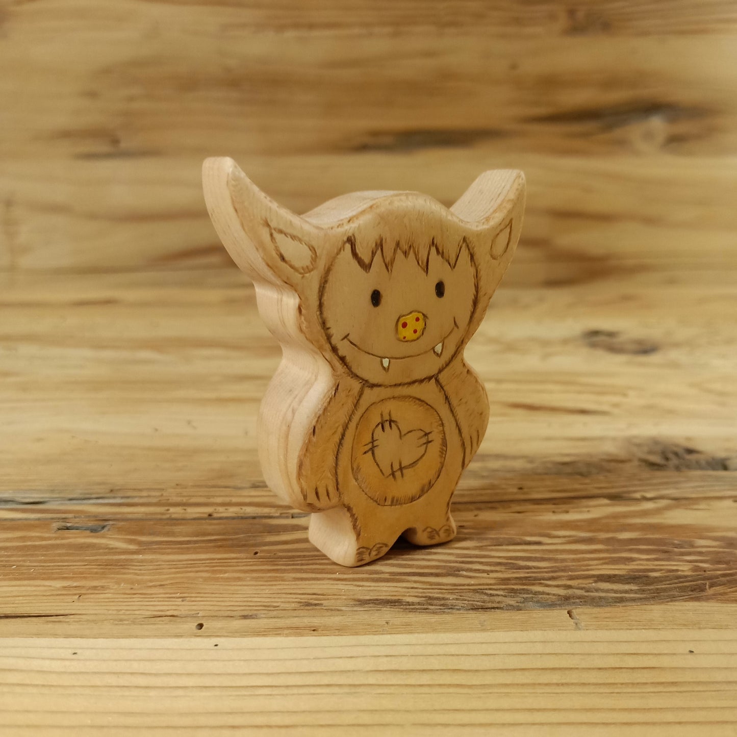 Wodi – liebevoll gestalteter, handgeschnitzter Waldkobold aus naturbelassenem Holz von NaturWunderWerk auf rustikalem Holzhintergrund.