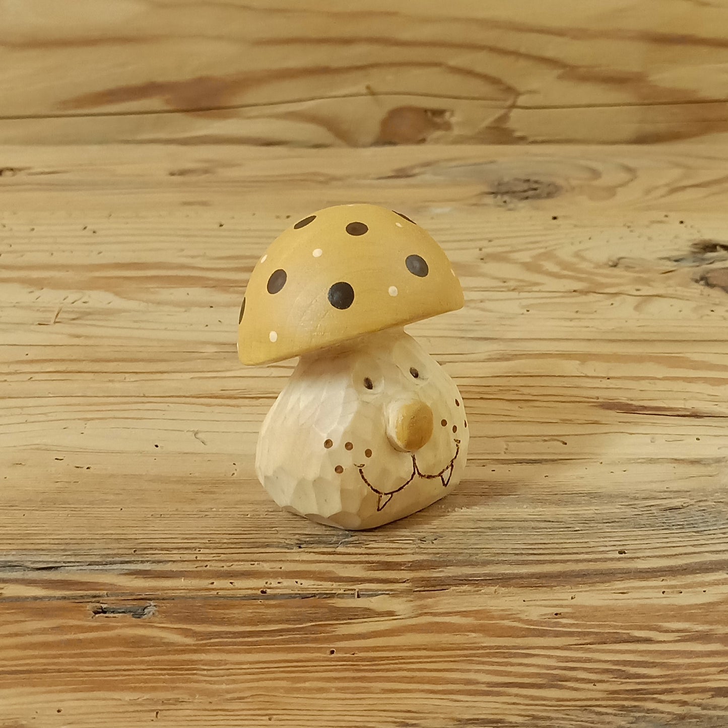 Leomut – der Leoparden-Pilzwichtel aus dem Wunderwald, handgeschnitzte Zirbenholzfigur und Glücksbringer von NaturWunderWerk. Liebevoll gefertigt in Südtirol, steht er für Stärke, Freiheit und ein gutes Herz.