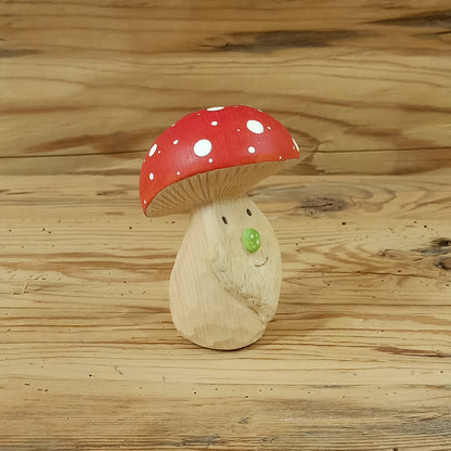 Handgeschnitzter Glückszwerg aus Zirbenholz mit Fliegenpilzhut, gefertigt von David, dem Zauberschnitzer aus Südtirol.