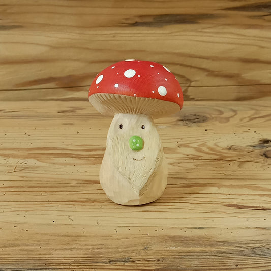 Handgeschnitzter Glückszwerg aus Zirbenholz mit Fliegenpilzhut, gefertigt von David, dem Zauberschnitzer aus Südtirol.