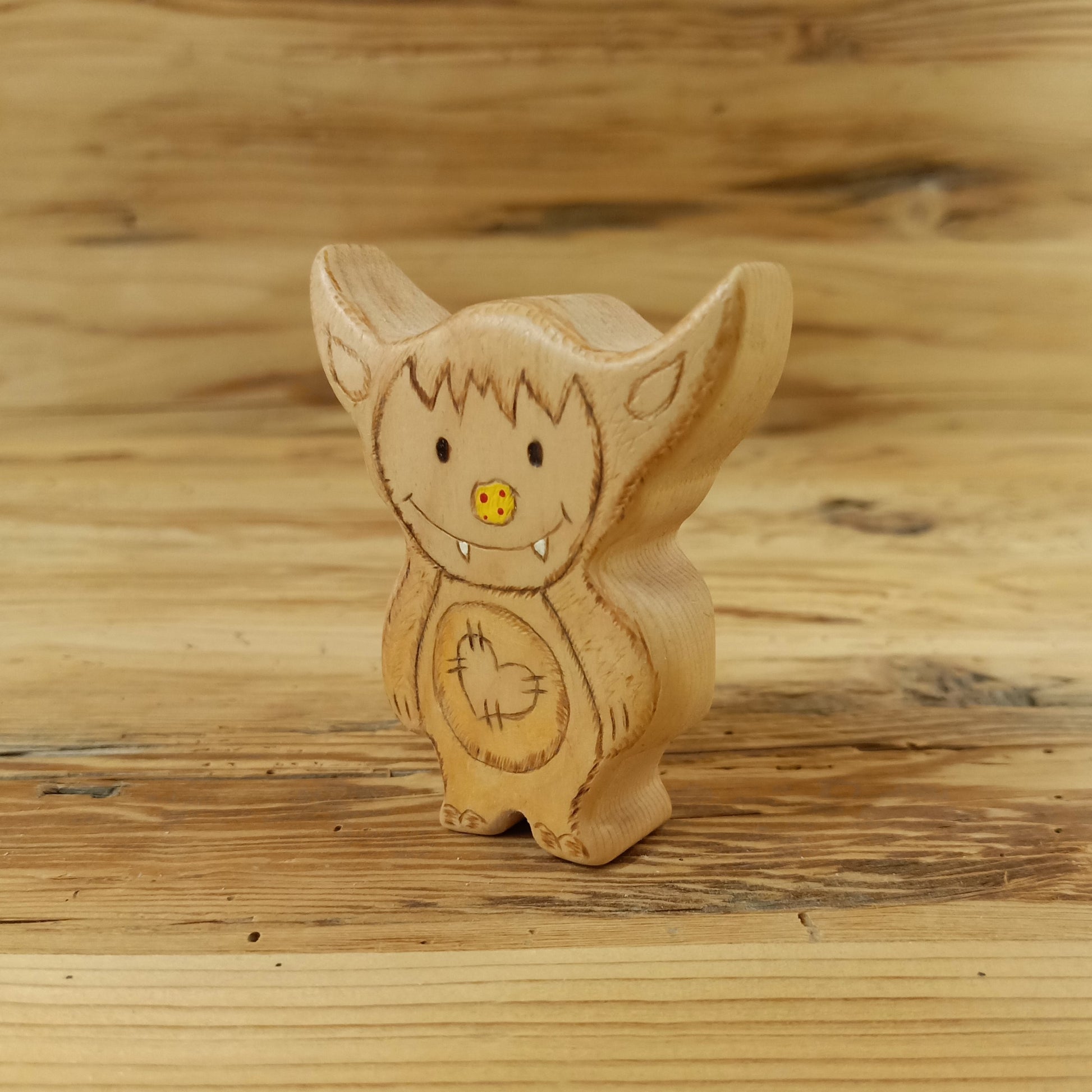 Wodi – liebevoll gestalteter, handgeschnitzter Waldkobold aus naturbelassenem Holz von NaturWunderWerk auf rustikalem Holzhintergrund.