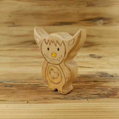 Wodi – liebevoll gestalteter, handgeschnitzter Waldkobold aus naturbelassenem Holz von NaturWunderWerk auf rustikalem Holzhintergrund.