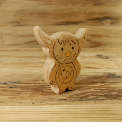 Wodi – liebevoll gestalteter, handgeschnitzter Waldkobold aus naturbelassenem Holz von NaturWunderWerk auf rustikalem Holzhintergrund.