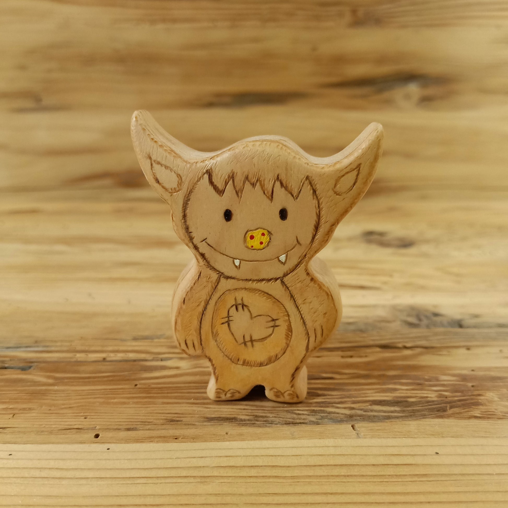 Wodi – liebevoll gestalteter, handgeschnitzter Waldkobold aus naturbelassenem Holz von NaturWunderWerk auf rustikalem Holzhintergrund.