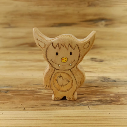 Wodi – liebevoll gestalteter, handgeschnitzter Waldkobold aus naturbelassenem Holz von NaturWunderWerk auf rustikalem Holzhintergrund.