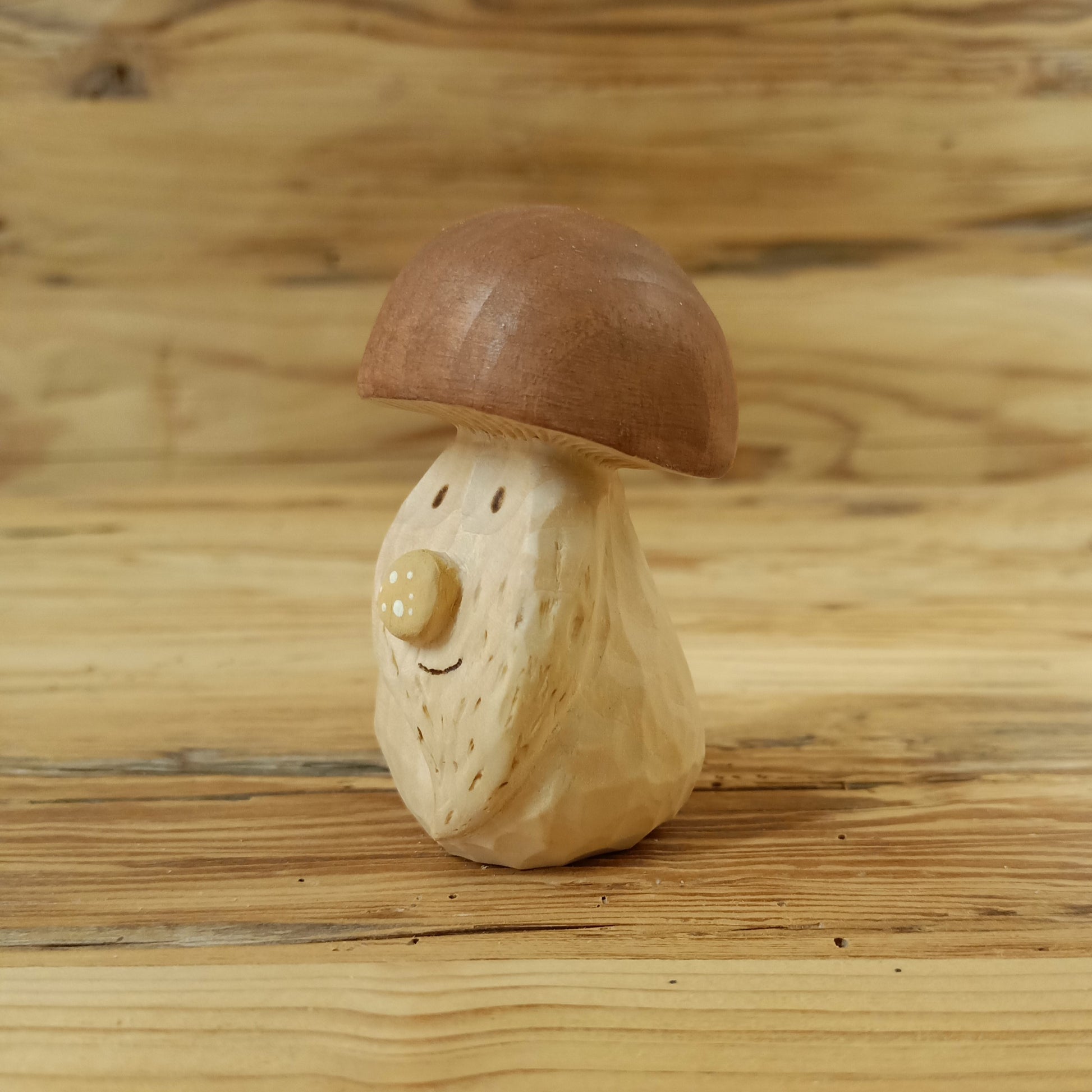 Handgeschnitzter Glückspilz aus Zirbenholz von NaturWunderWerk – einzigartiger Steinpilz als natürliche Dekoration und besonderes Geschenk für Naturliebhaber.