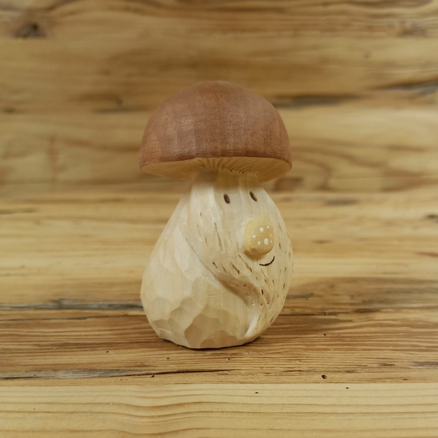 Handgeschnitzter Glückspilz aus Zirbenholz von NaturWunderWerk – einzigartiger Steinpilz als natürliche Dekoration und besonderes Geschenk für Naturliebhaber.