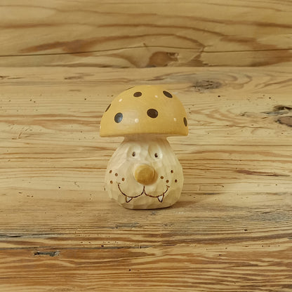 Leomut – der Leoparden-Pilzwichtel aus dem Wunderwald, handgeschnitzte Zirbenholzfigur und Glücksbringer von NaturWunderWerk. Liebevoll gefertigt in Südtirol, steht er für Stärke, Freiheit und ein gutes Herz.