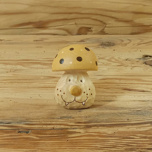 Leomut – der Leoparden-Pilzwichtel aus dem Wunderwald, handgeschnitzte Zirbenholzfigur und Glücksbringer von NaturWunderWerk. Liebevoll gefertigt in Südtirol, steht er für Stärke, Freiheit und ein gutes Herz.