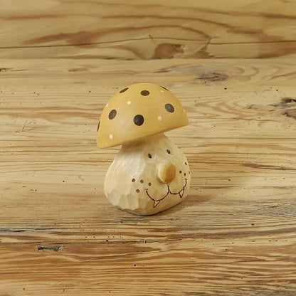 Leomut – der Leoparden-Pilzwichtel aus dem Wunderwald, handgeschnitzte Zirbenholzfigur und Glücksbringer von NaturWunderWerk. Liebevoll gefertigt in Südtirol, steht er für Stärke, Freiheit und ein gutes Herz.
