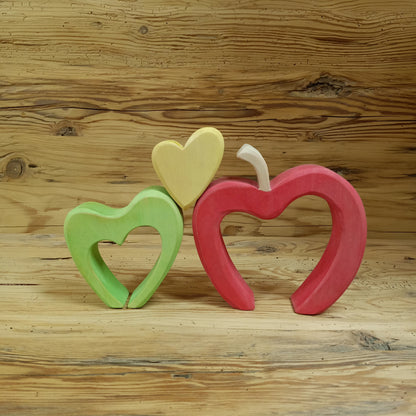Handgefertigter Südtiroler Herzapfel aus Holz von NaturWunderWerk – zauberhaftes Herzstapelspiel in den Farben der Südtiroler Apfelsorten Royal Gala, Granny Smith und Golden Delicious für Kinder und Erwachsene.