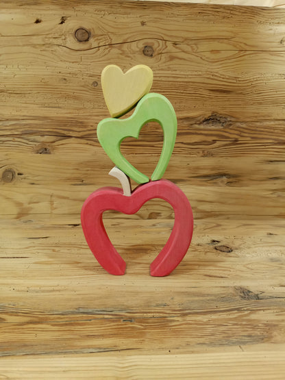 Handgefertigter Südtiroler Herzapfel aus Holz von NaturWunderWerk – zauberhaftes Herzstapelspiel in den Farben der Südtiroler Apfelsorten Royal Gala, Granny Smith und Golden Delicious für Kinder und Erwachsene.