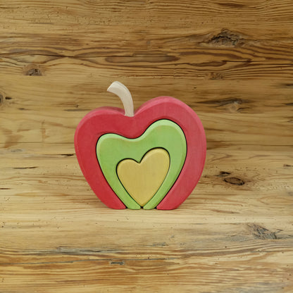 Handgefertigter Südtiroler Herzapfel aus Holz von NaturWunderWerk – zauberhaftes Herzstapelspiel in den Farben der Südtiroler Apfelsorten Royal Gala, Granny Smith und Golden Delicious für Kinder und Erwachsene.