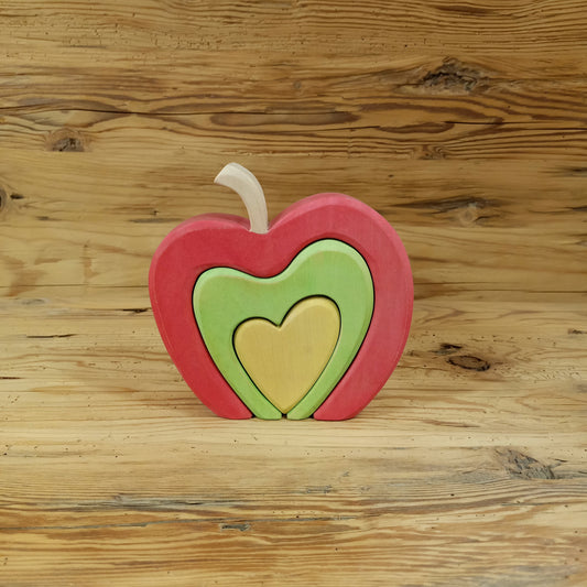 Handgefertigter Südtiroler Herzapfel aus Holz von NaturWunderWerk – zauberhaftes Herzstapelspiel in den Farben der Südtiroler Apfelsorten Royal Gala, Granny Smith und Golden Delicious für Kinder und Erwachsene.