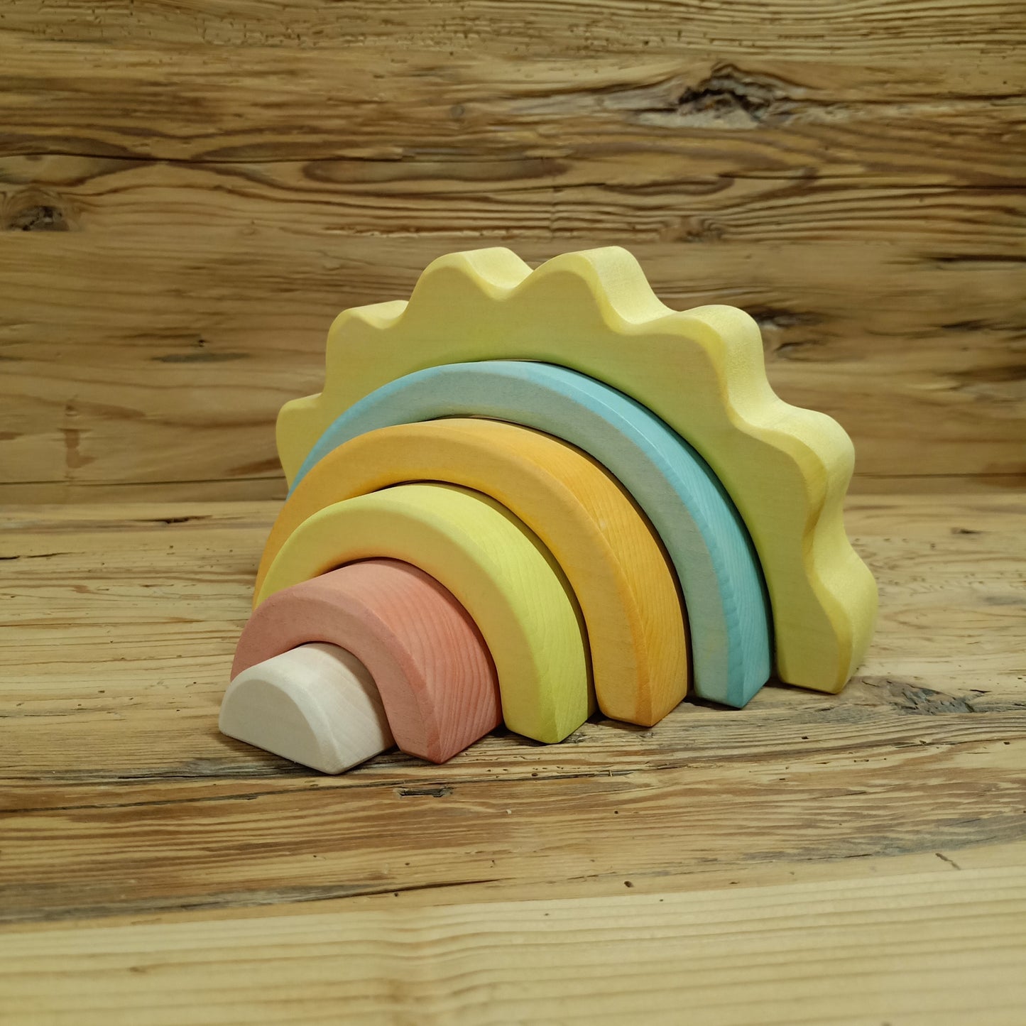 Sonnenzauber Regenbogen Stapelspiel aus Lindenholz in sanften Pastellfarben, handgemachtes Holzspielzeug für kreatives Spielen.