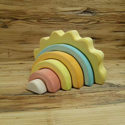 Sonnenzauber Regenbogen Stapelspiel aus Lindenholz in sanften Pastellfarben, handgemachtes Holzspielzeug für kreatives Spielen.