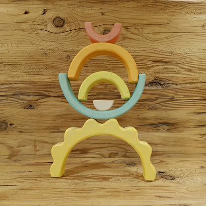 Sonnenzauber Regenbogen Stapelspiel aus Lindenholz in sanften Pastellfarben, handgemachtes Holzspielzeug für kreatives Spielen.