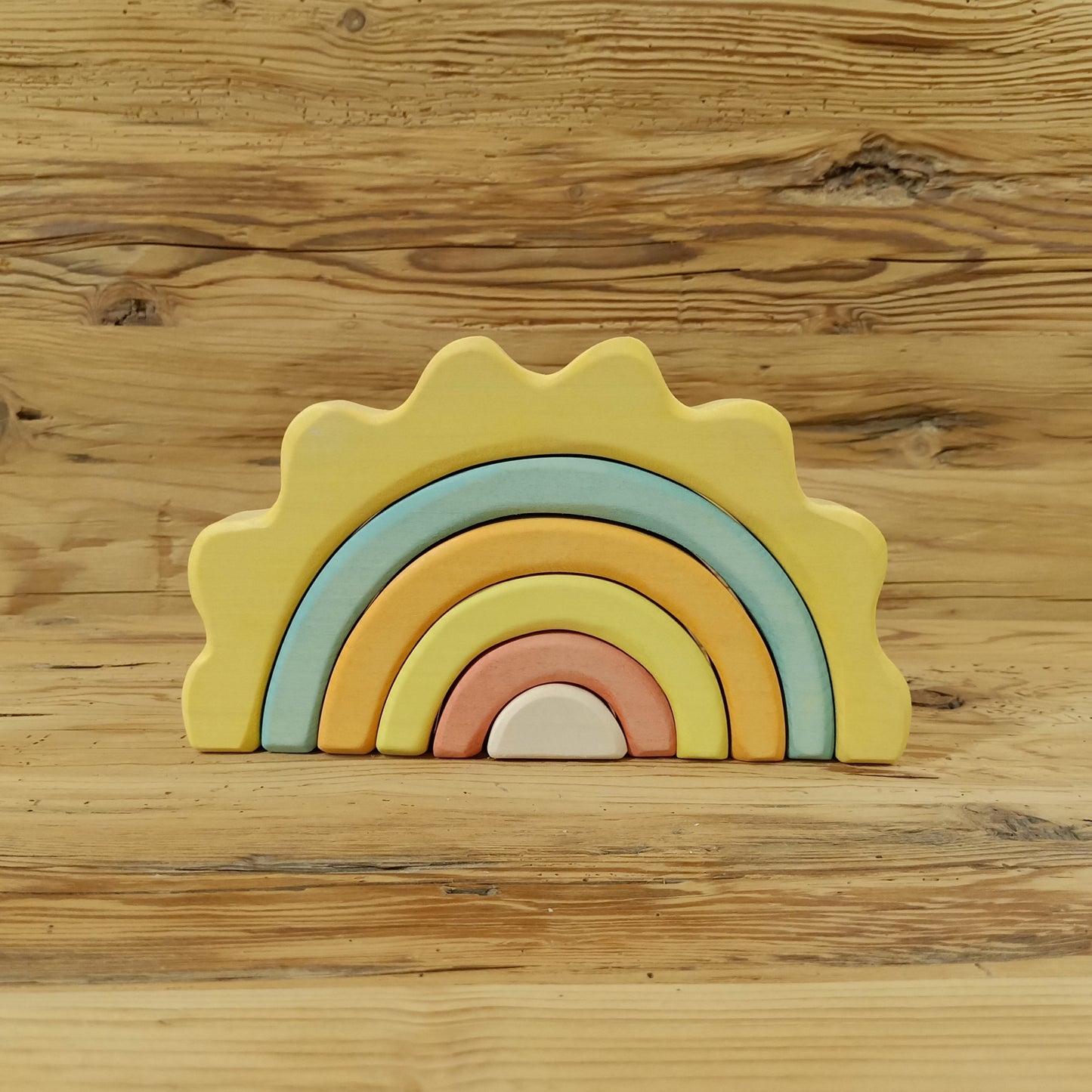 Sonnenzauber Regenbogen Stapelspiel aus Lindenholz in sanften Pastellfarben, handgemachtes Holzspielzeug für kreatives Spielen.