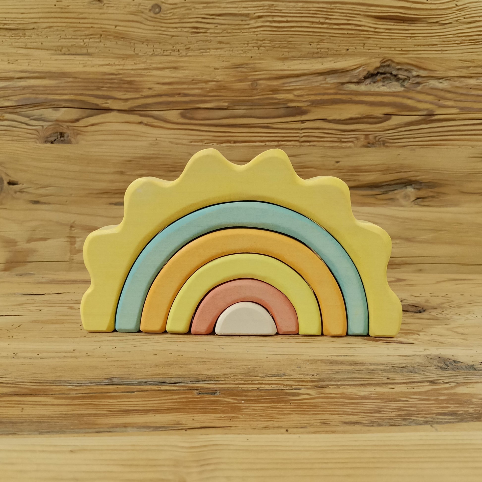 Sonnenzauber Regenbogen Stapelspiel aus Lindenholz in sanften Pastellfarben, handgemachtes Holzspielzeug für kreatives Spielen.