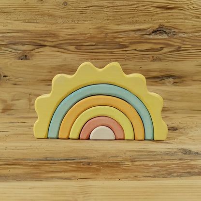 Sonnenzauber Regenbogen Stapelspiel aus Lindenholz in sanften Pastellfarben, handgemachtes Holzspielzeug für kreatives Spielen.