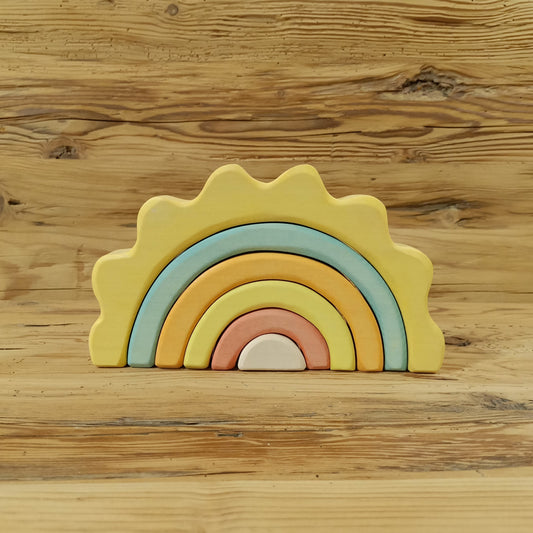 Sonnenzauber Regenbogen Stapelspiel aus Lindenholz in sanften Pastellfarben, handgemachtes Holzspielzeug für kreatives Spielen.