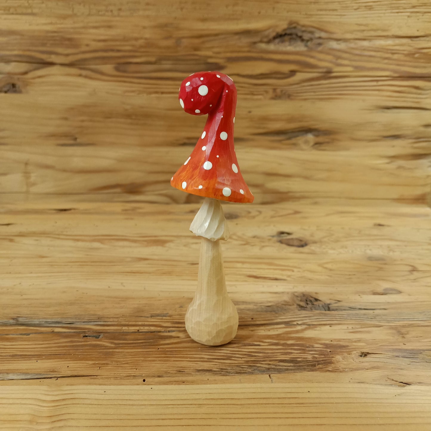 Handgeschnitzter Fliegenpilz aus Zirbenholz von NaturWunderWerk aus Südtirol. Zauberhafte Holzfigur der Zauberschnitzer aus heimischem Zirbenholz für Waldwelten, Jahreszeitentische und magische Naturdekorationen.