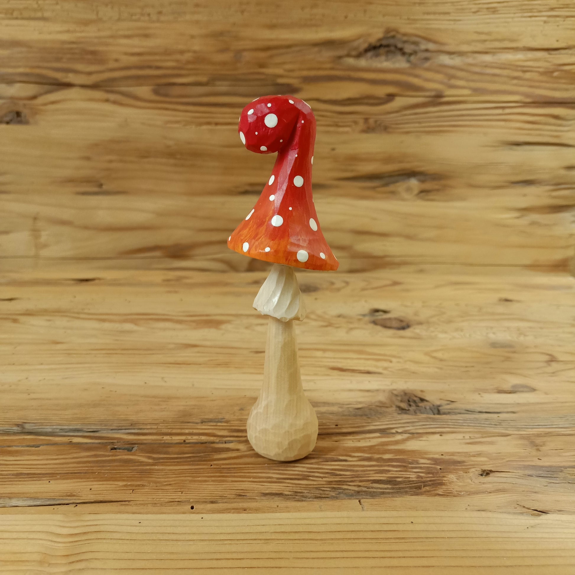 Handgeschnitzter Fliegenpilz aus Zirbenholz von NaturWunderWerk aus Südtirol. Zauberhafte Holzfigur der Zauberschnitzer aus heimischem Zirbenholz für Waldwelten, Jahreszeitentische und magische Naturdekorationen.